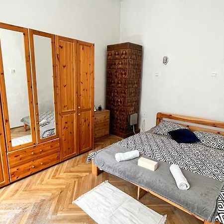 Nice Bedroom Near The Bus And Train Station Cracovia Esterno foto