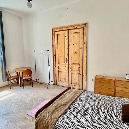 Nice Bedroom Near The Bus And Train Station Cracovia Esterno foto