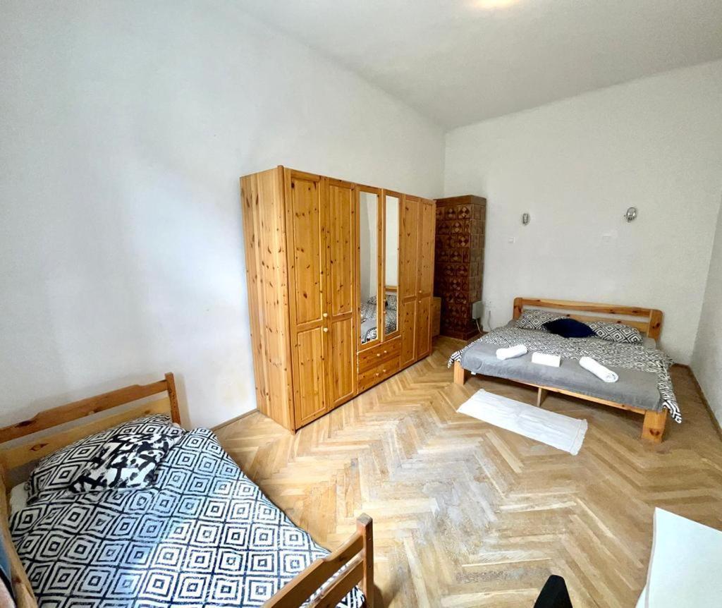 Nice Bedroom Near The Bus And Train Station Cracovia Esterno foto