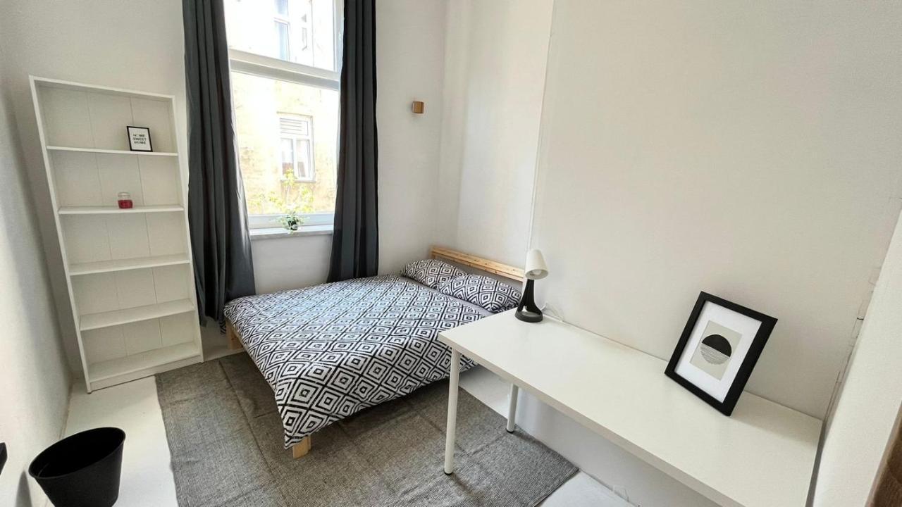Nice Bedroom Near The Bus And Train Station Cracovia Esterno foto