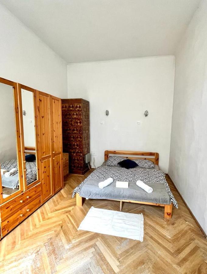 Nice Bedroom Near The Bus And Train Station Cracovia Esterno foto