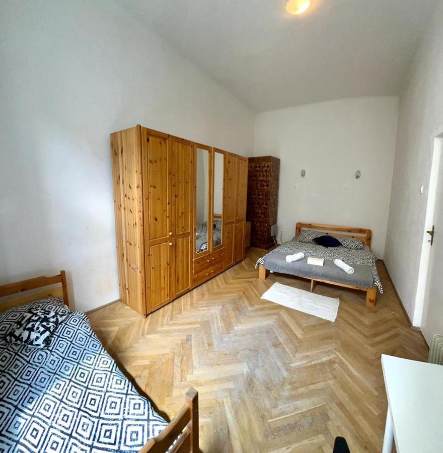 Nice Bedroom Near The Bus And Train Station Cracovia Esterno foto