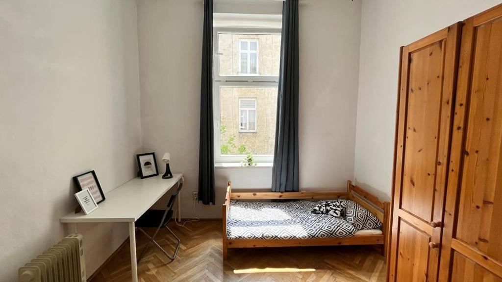 Nice Bedroom Near The Bus And Train Station Cracovia Esterno foto