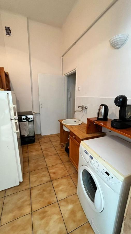 Nice Bedroom Near The Bus And Train Station Cracovia Esterno foto