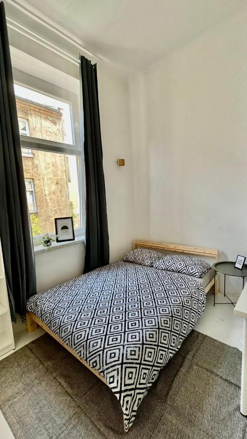 Nice Bedroom Near The Bus And Train Station Cracovia Esterno foto