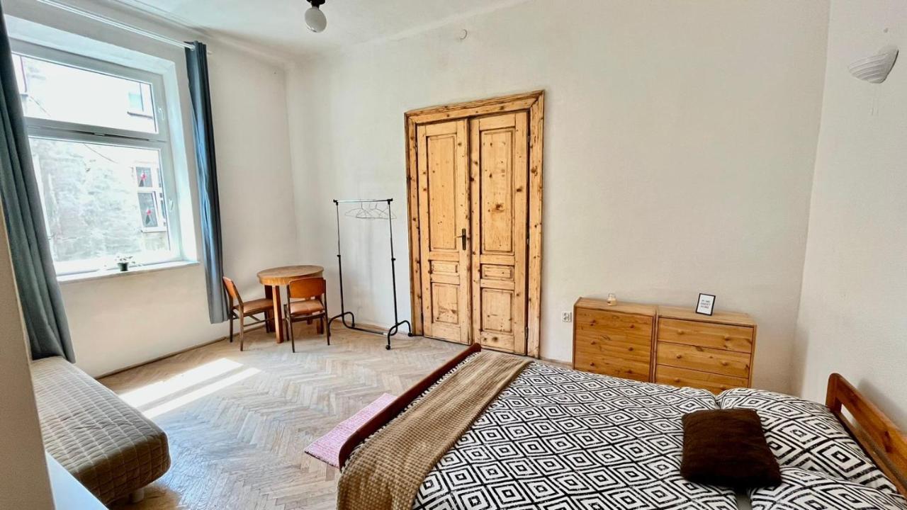 Nice Bedroom Near The Bus And Train Station Cracovia Esterno foto