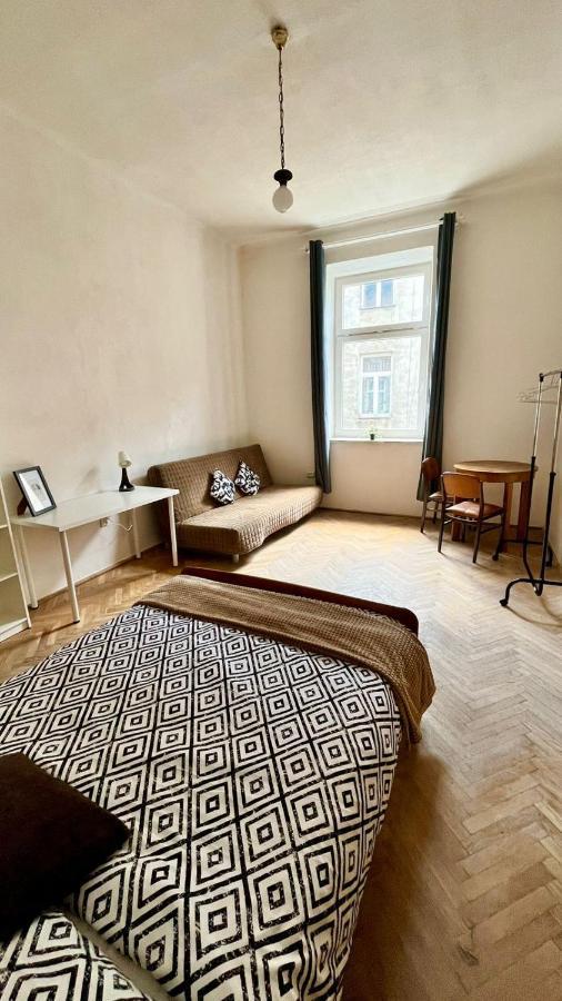 Nice Bedroom Near The Bus And Train Station Cracovia Esterno foto