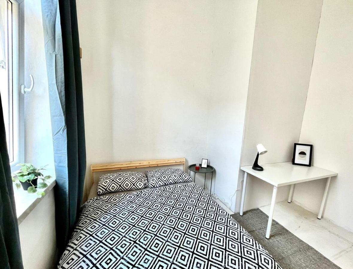 Nice Bedroom Near The Bus And Train Station Cracovia Esterno foto