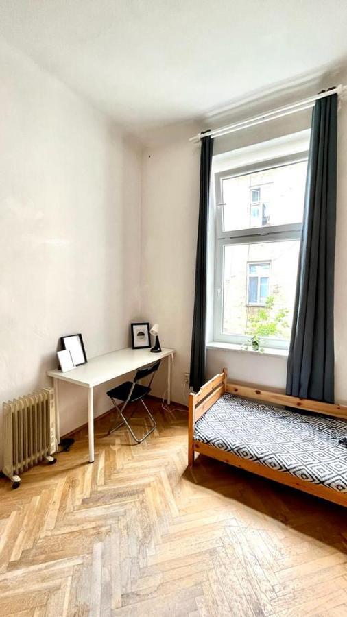Nice Bedroom Near The Bus And Train Station Cracovia Esterno foto