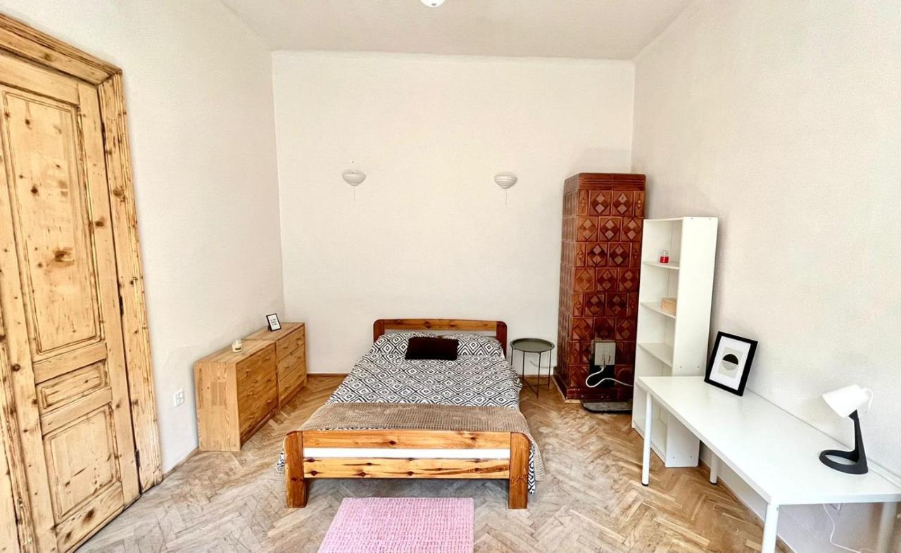 Nice Bedroom Near The Bus And Train Station Cracovia Esterno foto