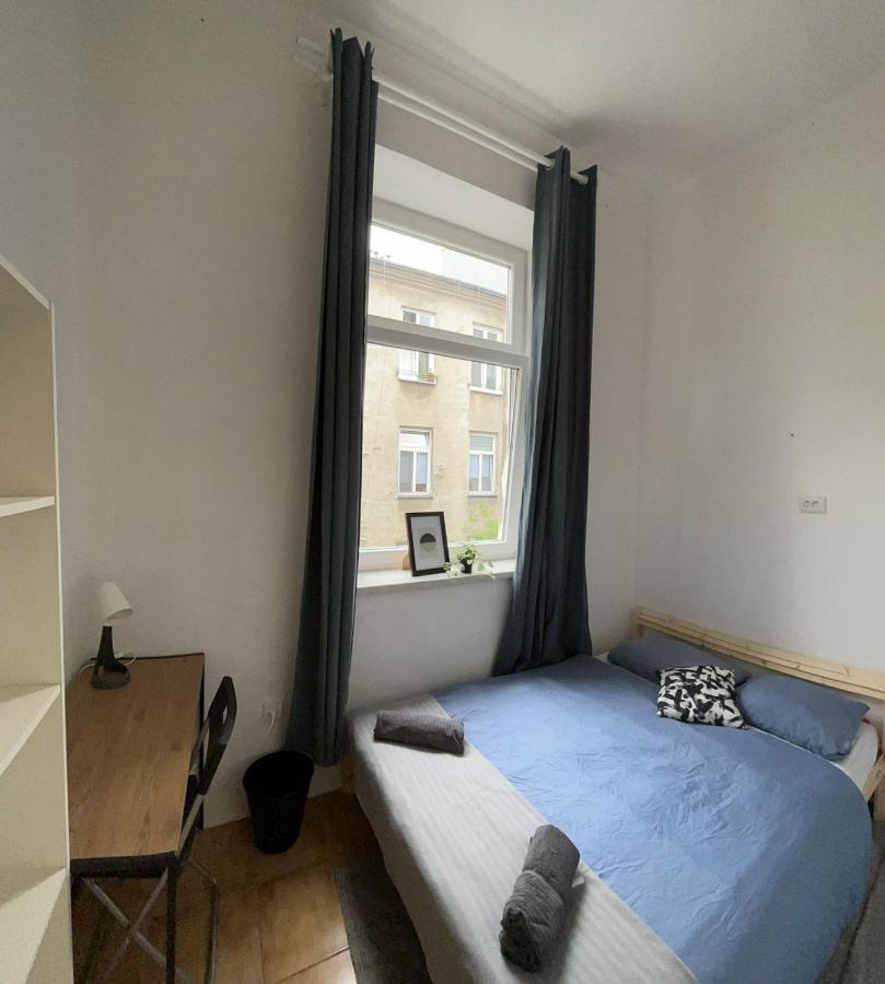 Nice Bedroom Near The Bus And Train Station Cracovia Esterno foto